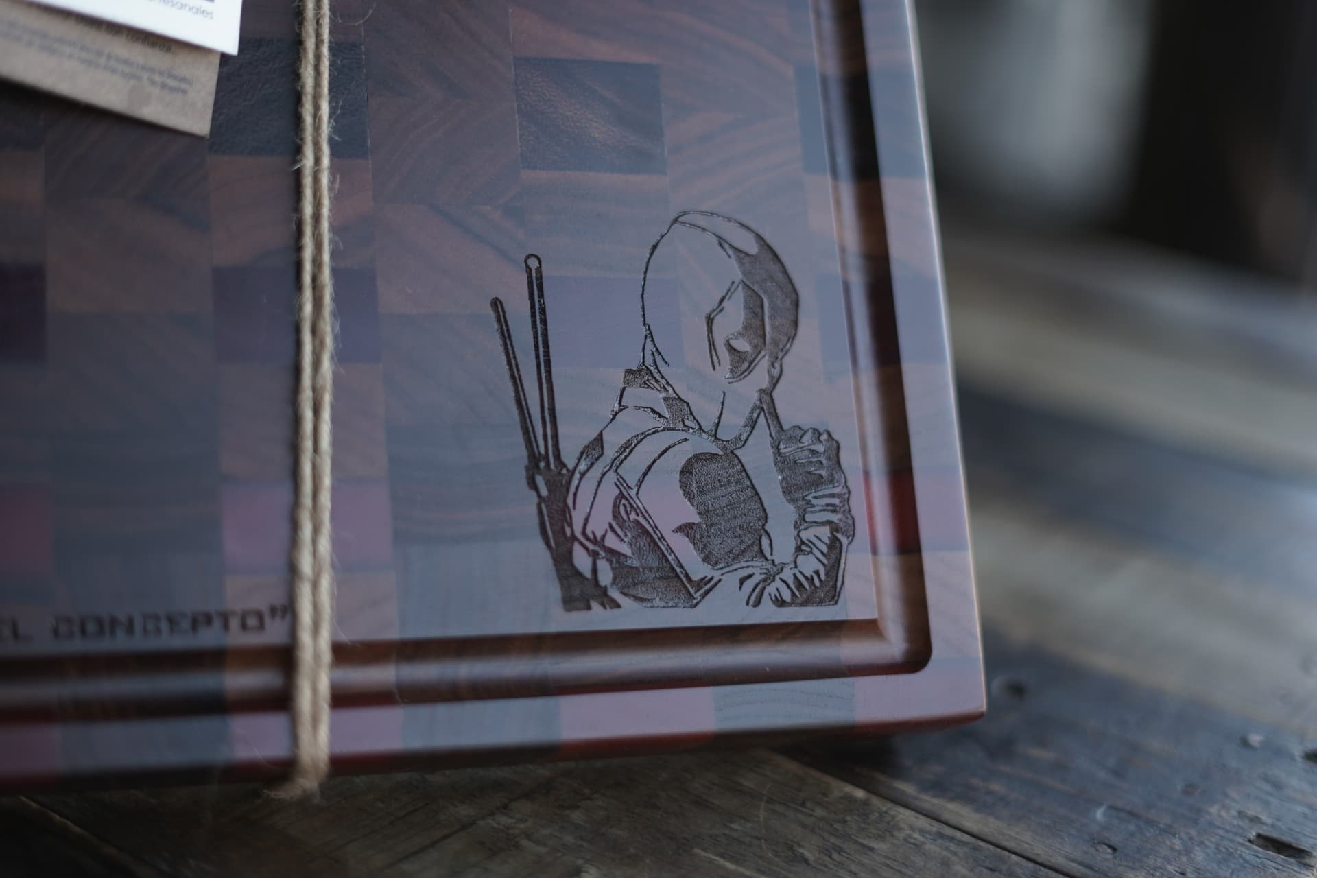 Tabla de emplatado con diseño custom grabado a láser para restaurante