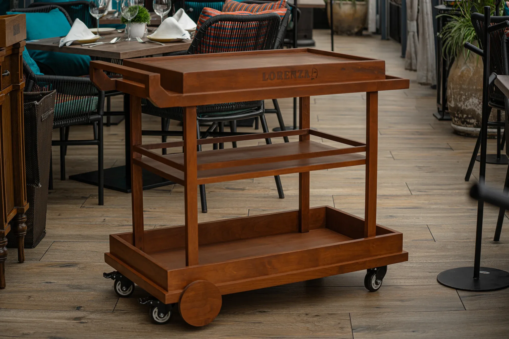 Carrito de servicio de madera Lumberjack en el comedor de un restaurante