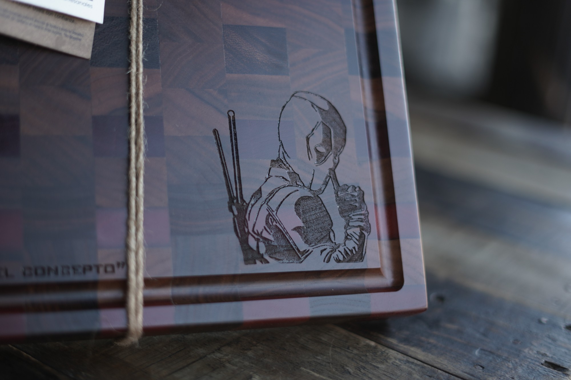 Tabla de madera con diseño personalizado recién grabado a láser