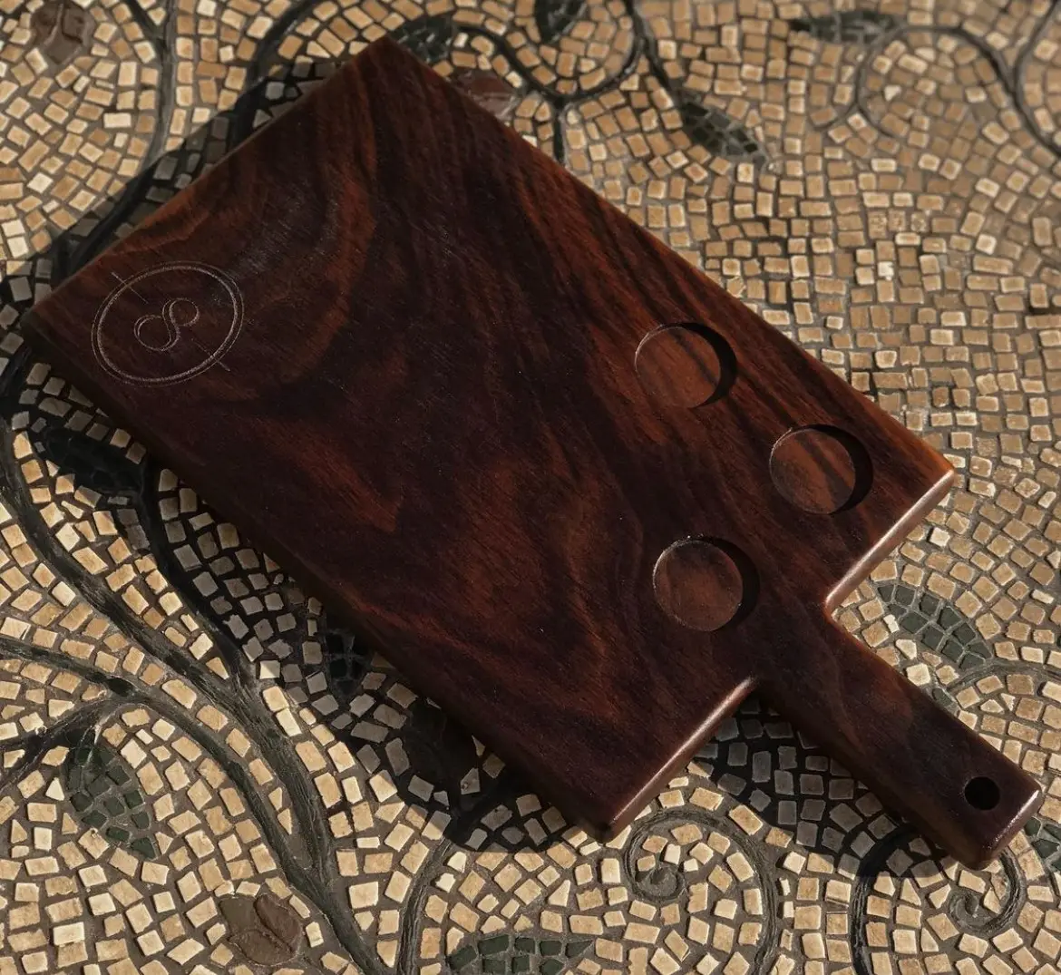 Línea completa: charola redonda y paddle con receptáculos para shots — pieza de madera grabada para Bodega 8