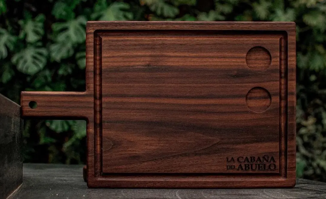 Tabla de nogal con mango y receptáculos para servicio — pieza de madera grabada para La Cabaña del Abuelo