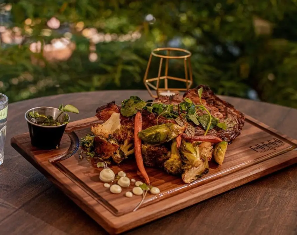 Tabla de emplatado para cortes de carne con vegetales — pieza de madera grabada para Fuego del Valle