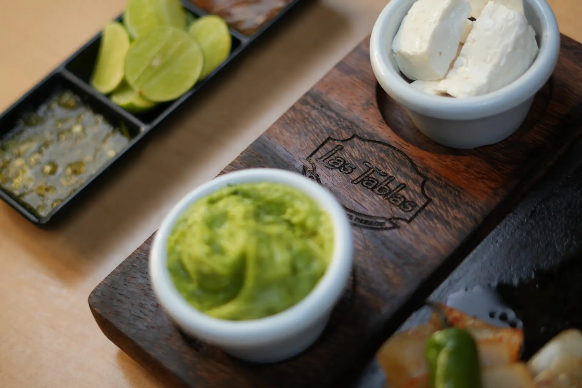 Tabla de emplatado para servicio de guacamole, salsa y queso — pieza de madera grabada para Las Tablas